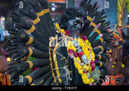 L' immagine dell' uomo vestito come Godess Kali in festival di Dussehra- Kulasekharapatnam, Tamil Nadu, India Foto Stock