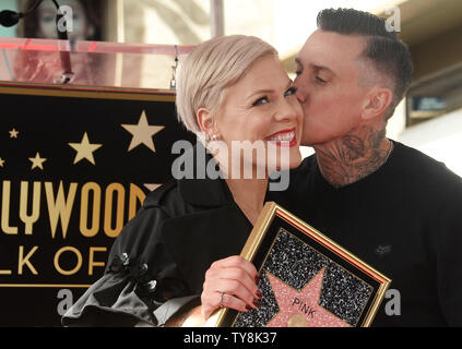 Cantante e cantautore rosa, il cui vero nome è Alecia Beth Moore riceve un bacio da suo marito Carey Hart durante una cerimonia di inaugurazione venerandola con il 2,656th della stella sulla Hollywood Walk of Fame a Los Angeles il 5 febbraio 2019. Foto di Jim Ruymen/UPI. Foto Stock