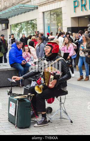Anders Flanderz, musicista di strada, one man band, eseguendo con una gamma di strumenti acustici ed elettronici musicista di strada su Church Street, Liverpool. Foto Stock
