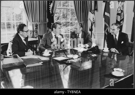 Riunione nell'Ufficio Ovale riguardanti Congressman Ford la nomina a Vice Presidente; Portata e contenuto: nell'immagine: il Segretario di Stato Henry Kissinger A., Presidente Richard M. Nixon,Vice Presidential designare Gerald Ford, Vice Assistente Alexander Haig Jr Oggetto: personale con il Presidente- gruppo. Foto Stock