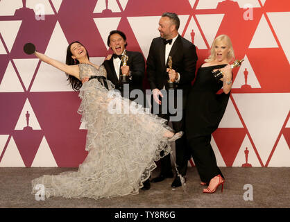 (L-R) Produttori Elizabeth Chai Vasarhelyi, Jimmy Chin, Evan Hayes e Shannon aneto, vincitori del premio per il miglior documentario per la funzione "Libera Solo,' compaiono dietro le quinte con il suo Oscar durante la 91Accademia annuale dei premi al Loews Hollywood Hotel nella sezione di Hollywood di Los Angeles il 24 febbraio 2019. Foto di Giovanni Angelillo/UPI Foto Stock