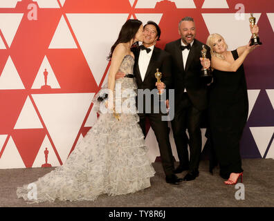 (L-R) Produttori Elizabeth Chai Vasarhelyi, Jimmy Chin, Evan Hayes e Shannon aneto, vincitori del premio per il miglior documentario per la funzione "Libera Solo,' compaiono dietro le quinte con il suo Oscar durante la 91Accademia annuale dei premi al Loews Hollywood Hotel nella sezione di Hollywood di Los Angeles il 24 febbraio 2019. Foto di Giovanni Angelillo/UPI Foto Stock