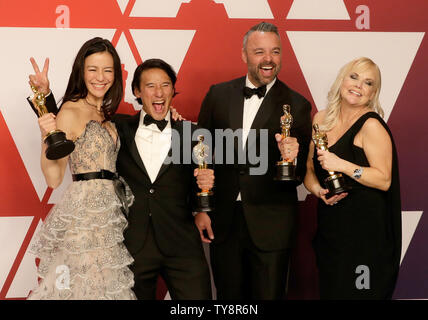 (L-R) Produttori Elizabeth Chai Vasarhelyi, Jimmy Chin, Evan Hayes e Shannon aneto, vincitori del premio per il miglior documentario per la funzione "Libera Solo,' compaiono dietro le quinte con il suo Oscar durante la 91Accademia annuale dei premi al Loews Hollywood Hotel nella sezione di Hollywood di Los Angeles il 24 febbraio 2019. Foto di Giovanni Angelillo/UPI Foto Stock