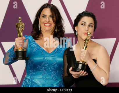(L-R) Melissa Berton e Rayka Zehtabchi, vincitori del Miglior Documentario Corto Oggetto per "periodo. Fine della frase,' compaiono dietro le quinte con il loro Oscar durante la 91Accademia annuale dei premi al Loews Hollywood Hotel nella sezione di Hollywood di Los Angeles il 24 febbraio 2019. Foto di Giovanni Angelillo/UPI Foto Stock