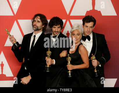 (L-R) Andrew Wyatt, Anthony Rossomando, Lady Gaga e Mark Ronson, vincitori di miglior canzone originale per 'Ssantificate' da 'è nata una stella,' compaiono dietro le quinte con il loro Oscar durante la 91Accademia annuale dei premi al Loews Hollywood Hotel nella sezione di Hollywood di Los Angeles il 24 febbraio 2019. Foto di Giovanni Angelillo/UPI Foto Stock