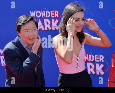 Membri del cast Ken Jeong (L) e Mila Kunis, voci di Cooper e Greta rispettivamente nel movimento animato commedia immagine 'Wonder Park' assiste la premiere del film al Regency Bruin Theater di Westwood sezione di Los Angeles il 10 marzo 2019. Trama: giugno, un ottimistico, fantasiosa ragazza, scopre un incredibile parco dei divertimenti chiamato Wonderland nascosti nei boschi. Il parco è pieno di fantastiche passeggiate e parlare, funny animals - solo il parco è in disordine. Giugno scopre presto il parco è venuto dalla sua immaginazione e lei è il solo che possa risolvere il problema in modo ella bande contemporaneamente Foto Stock