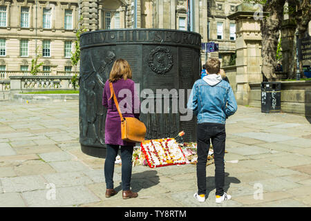 Due giovani visualizza il disastro di Hillsborough memoriale sulla vecchia Haymarket, Liverpool, un 7ft cilindrica alta in fusione di bronzo scultura di Tom Murphy Foto Stock