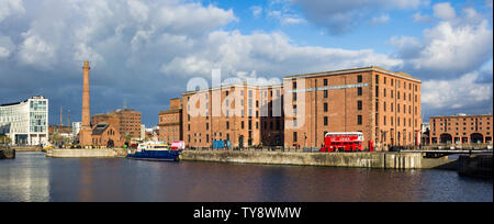 Vista attraverso la Canning Half-Tide Dock, a Liverpool's Maritime Museum e Royal Albert Dock al di là. Foto Stock