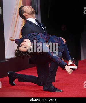 Zachary Levi (R) ascensori Jack castmate Dylan Grazer come essi arrivano sul tappeto rosso per la premiere mondiale di 'Shazam!" presso la leva TCL Chinese Theatre di Los Angeles, la California il 28 marzo 2019. Foto di Chris Chew/UPI Foto Stock