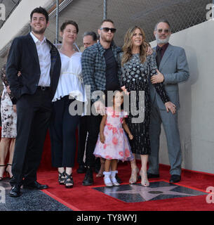 Attrice, cantante e cantautore Rita Wilson è unita da suo nipote Mikaiah, marito Tom Hanks (R) e i membri della famiglia Truman Hanks (L) e Chet Hanks (2nd-L) durante una cerimonia di inaugurazione venerandola con il 2,659th della stella sulla Hollywood Walk of Fame a Los Angeles il 29 marzo 2019. Foto di Jim Ruymen/UPI. Foto Stock