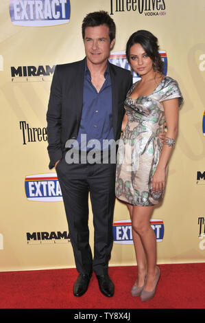 LOS ANGELES, CA. Agosto 24, 2009: Mila Kunis & Jason Bateman presso il Los Angeles premiere del loro nuovo film "Estratto" presso il Teatro Arclight, Hollywood. © 2009 Paul Smith / Featureflash Foto Stock