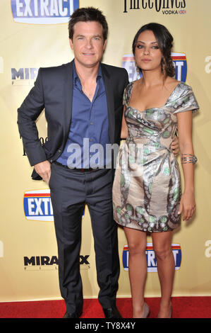 LOS ANGELES, CA. Agosto 24, 2009: Mila Kunis & Jason Bateman presso il Los Angeles premiere del loro nuovo film "Estratto" presso il Teatro Arclight, Hollywood. © 2009 Paul Smith / Featureflash Foto Stock
