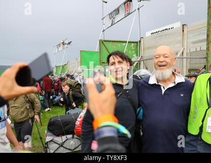 Organizzatore del Festival Michael Eavis (destra) prende le immagini con i fan come la gente arriva il primo giorno del festival di Glastonbury presso l'azienda agricola degna in Somerset. Foto Stock