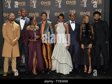 (L-R) Michael B. Giordania, Winston Duca, Lupita Nyong'o, Chadwick Boseman, Danai Gurira, Sterling K. Brown, Letitia Wright, e Ryan Coogler vincitori di dirigere in sospeso in un'immagine in movimento, straordinarie immagini in movimento ed eccezionale cast ensemble in un'immagine in movimento per "Black Panther," compaiono dietro le quinte durante il cinquantesimo annuale immagine NAACP Awards al Loews Hollywood Hotel nella sezione di Hollywood di Los Angeles il 30 marzo 2019. Il NAACP Image Awards celebra i successi delle persone di colore e nei settori della televisione, musica, letteratura e film e successi anche individui o gruppi Foto Stock