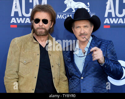 (L-R) Ronnie Dunn e Kix Brooks frequentare la cinquantaquattresima annuale di Academy of Country Music Awards tenutosi al MGM Grand Garden Arena di Las Vegas, Nevada, il 7 aprile 2019. Lo spettacolo sarà trasmesso in diretta su CBS. Foto di Jim Ruymen/UPI Foto Stock