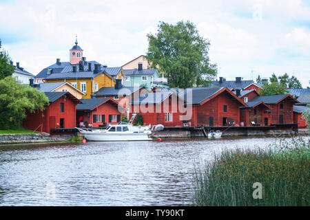 Red case di legno che riflette nel fiume, Porvoo, Finlandia Foto Stock