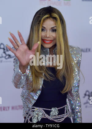 LaToya Jackson arriva sul tappeto arancione per la ventiseiesima gara annuale per cancellare MS Gala presso il Beverly Hilton hotel di Beverly Hills, la California il 10 maggio 2019. Foto di Chris Chew/UPI Foto Stock