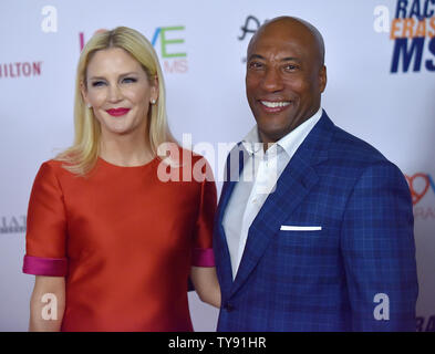 Byron Allen (R) e sua moglie Jennifer Lucas arrivano sul tappeto arancione per la ventiseiesima gara annuale per cancellare MS Gala presso il Beverly Hilton hotel di Beverly Hills, la California il 10 maggio 2019. Foto di Chris Chew/UPI Foto Stock