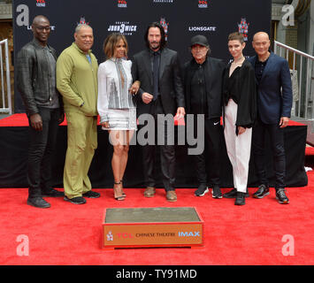 Attori Lance Reddick, Laurence Fishburne, Halle Berry, Keanu Reeves, Ian McShane, Asia Kate Dillon e Mark Dacascos (L-R) assistere ad una cerimonia handprint immortalando Reeves nel piazzale della TCL teatro cinese (in precedenza Grauman's) nella sezione di Hollywood di Los Angeles il 14 maggio 2019. Foto di Jim Ruymen/UPI Foto Stock