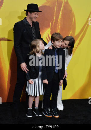 Membro del cast Vera Farmiga assistere alla premiere di sci-fi di Motion Picture 'Godzilla: Re dei mostri" con suo marito Renn Hawkey e la loro figlia Gytta Lubov Hawkey e figlio Fynn Hawkey al TCL teatro cinese nella sezione di Hollywood di Los Angeles il 18 maggio 2019. Il film racconta la storia del cripto-agenzia zoologico Monarch faceing off contro una batteria di dio-dimensionato mostri, compreso il possente Godzilla, che si scontra con Mothra, Rodan e la sua ultimate nemesi, tre punte Ghidorah Re. Foto di Jim Ruymen/UPI Foto Stock