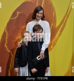 Membro del cast Vera Farmiga e sua figlia Gytta Lubov Hawkey e figlio Fynn Hawkey assistere alla premiere di sci-fi di Motion Picture 'Godzilla: Re dei mostri" presso la leva TCL teatro cinese nella sezione di Hollywood di Los Angeles il 18 maggio 2019. Il film racconta la storia del cripto-agenzia zoologico Monarch faceing off contro una batteria di dio-dimensionato mostri, compreso il possente Godzilla, che si scontra con Mothra, Rodan e la sua ultimate nemesi, tre punte Ghidorah Re. Foto di Jim Ruymen/UPI Foto Stock