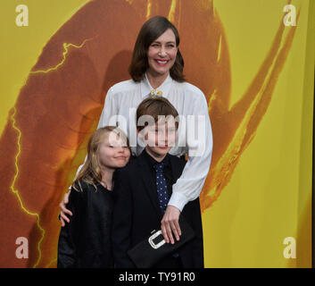 Membro del cast Vera Farmiga e sua figlia Gytta Lubov Hawkey e figlio Fynn Hawkey assistere alla premiere di sci-fi di Motion Picture 'Godzilla: Re dei mostri" presso la leva TCL teatro cinese nella sezione di Hollywood di Los Angeles il 18 maggio 2019. Il film racconta la storia del cripto-agenzia zoologico Monarch faceing off contro una batteria di dio-dimensionato mostri, compreso il possente Godzilla, che si scontra con Mothra, Rodan e la sua ultimate nemesi, tre punte Ghidorah Re. Foto di Jim Ruymen/UPI Foto Stock
