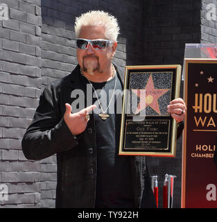 La televisione americana personalità, ristoratore e chef Guy Fieri detiene una placca di replica durante una cerimonia di inaugurazione in onore di lui con la 2,664th della stella sulla Hollywood Walk of Fame a Los Angeles il 22 maggio 2019. Foto di Jim Ruymen/UPI. Foto Stock