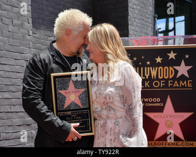 La televisione americana personalità, ristoratore e chef Guy Fieri detiene una placca di replica come egli è affiancato dalla moglie Lori Fieri durante una cerimonia di inaugurazione in onore di lui con la 2,664th della stella sulla Hollywood Walk of Fame a Los Angeles il 22 maggio 2019. Foto di Jim Ruymen/UPI. Foto Stock