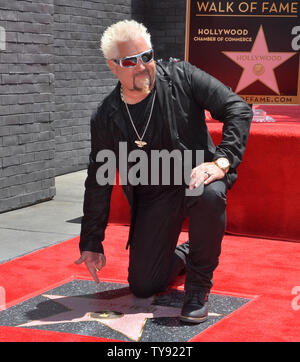 La televisione americana personalità, ristoratore e chef Guy Fieri si inginocchia accanto alla sua stella durante una cerimonia di inaugurazione in onore di lui con la 2,664th della stella sulla Hollywood Walk of Fame a Los Angeles il 22 maggio 2019. Foto di Jim Ruymen/UPI. Foto Stock