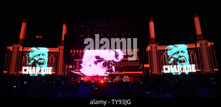 Il cantante Roger Waters esegue sul palco durante il viaggio nel deserto 1 all'Impero Polo in campo Indio, la California il 9 ottobre 2016. Foto di Jim Ruymen/UPI Foto Stock