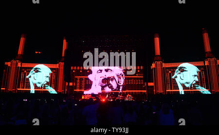 Il cantante Roger Waters esegue sul palco durante il viaggio nel deserto 1 all'Impero Polo in campo Indio, la California il 9 ottobre 2016. Foto di Jim Ruymen/UPI Foto Stock