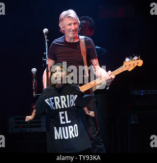 Il cantante Roger Waters esegue sul palco durante il viaggio nel deserto 1 all'Impero Polo in campo Indio, la California il 9 ottobre 2016. Foto di Jim Ruymen/UPI Foto Stock