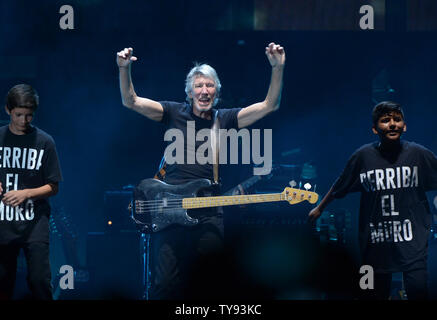 Il cantante Roger Waters esegue sul palco durante il viaggio nel deserto 1 all'Impero Polo in campo Indio, la California il 9 ottobre 2016. Foto di Jim Ruymen/UPI Foto Stock