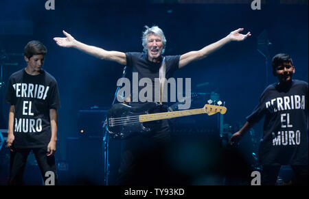 Il cantante Roger Waters esegue sul palco durante il viaggio nel deserto 1 all'Impero Polo in campo Indio, la California il 9 ottobre 2016. Foto di Jim Ruymen/UPI Foto Stock