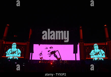 Il cantante Roger Waters esegue sul palco durante il viaggio nel deserto 1 all'Impero Polo in campo Indio, la California il 9 ottobre 2016. Foto di Jim Ruymen/UPI Foto Stock