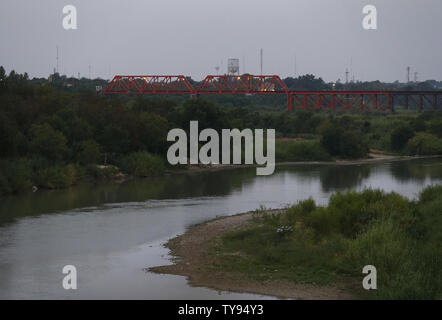 Una vista generale del Fiume Rio Grande è visto dal gateway per le Americhe ponte internazionale presso gli Stati Uniti-Messico confine vicino Laredo, Texas, il 24 luglio 2015. Foto di Aaron M. Sprecher/UPI Foto Stock