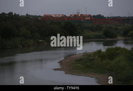 Una vista generale del Fiume Rio Grande è visto dal gateway per le Americhe ponte internazionale presso gli Stati Uniti-Messico confine vicino Laredo, Texas, il 24 luglio 2015. Foto di Aaron M. Sprecher/UPI Foto Stock