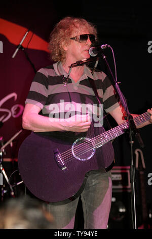 Rock 'n' Roll legend Ian Hunter suona dal vivo presso il Canyon Club di Las Vegas il 14 giugno 2007. Ex 'Mott the Hoople' leader ha lanciato un tour in città selezionate per il supporto del suo nuovo CD "Teste hrunken'. (UPI foto/Daniel Gluskoter) Foto Stock