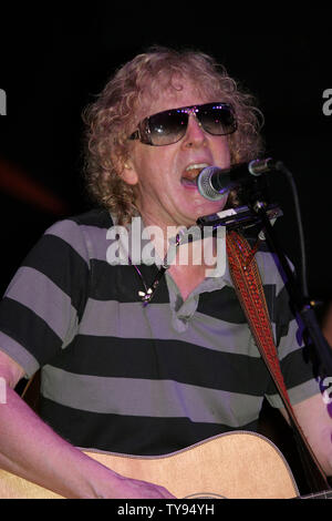 Rock 'n' Roll legend Ian Hunter suona dal vivo presso il Canyon Club di Las Vegas il 14 giugno 2007. Ex 'Mott the Hoople' leader ha lanciato un tour in città selezionate per il supporto del suo nuovo CD "Teste hrunken'. (UPI foto/Daniel Gluskoter) Foto Stock