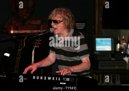 Rock 'n' Roll legend Ian Hunter suona dal vivo presso il Canyon Club di Las Vegas il 14 giugno 2007. Ex 'Mott the Hoople' leader ha lanciato un tour in città selezionate per il supporto del suo nuovo CD "Teste hrunken'. (UPI foto/Daniel Gluskoter) Foto Stock