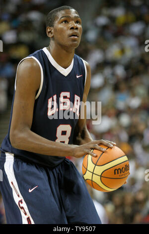 Kevin Durant dei Seattle Supersonics guarda a sparare durante un usa la pallacanestro uomini Senior Team Nazionale pratica gioco al Thomas & Mack Center di Las Vegas il 22 luglio 2007. (UPI foto/Daniel Gluskoter) Foto Stock