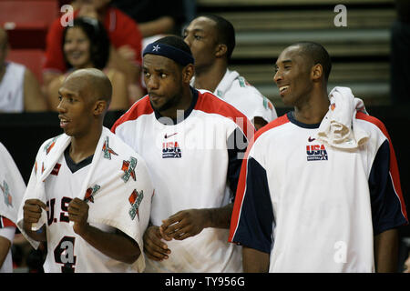 Billups elena (L), Lebron James e Kobe Bryant godere di momenti di chiusura del Team USA 118-81 della medaglia d oro la graffatura di vittoria su Argentina nel finale di partita di basket della FIBA Americas Championship al Thomas & Mack Center di Las Vegas, Nevada, il 2 settembre 2007. James ha portato tutti i marcatori con 31 punti. (UPI foto/Daniel Gluskoter) Foto Stock