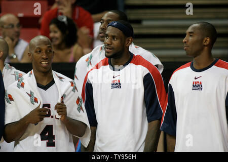 Billups elena (L), Lebron James e Kobe Bryant godere di momenti di chiusura del Team USA 118-81 della medaglia d oro la graffatura di vittoria su Argentina nel finale di partita di basket della FIBA Americas Championship al Thomas & Mack Center di Las Vegas, Nevada, il 2 settembre 2007. James ha portato tutti i marcatori con 31 punti. (UPI foto/Daniel Gluskoter) Foto Stock