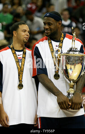 Lebron James dei Cleveland Cavaliers detiene il campionato trofeo seguenti Team USA 118-81 della medaglia d oro la graffatura di vittoria su Argentina nel finale di partita di basket della FIBA Americas Championship al Thomas & Mack Center di Las Vegas, Nevada, il 2 settembre 2007. Deron Williams degli Utah Jazz guarda a. James ha portato tutti i marcatori con 31 punti. (UPI foto/Daniel Gluskoter) Foto Stock