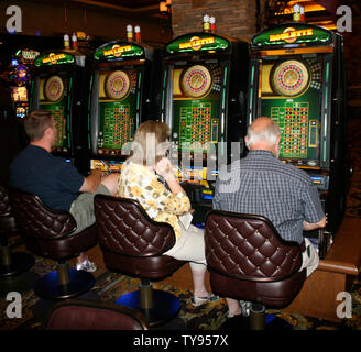 Gamblers da tutti i sentieri della vita godere di una varietà di opzioni di gioco. Nella foto qui sono i giocatori di roulette al Caesars Palace a Las Vegas, Nevada, il 15 settembre 2007. (UPI foto/Daniel Gluskoter) Foto Stock