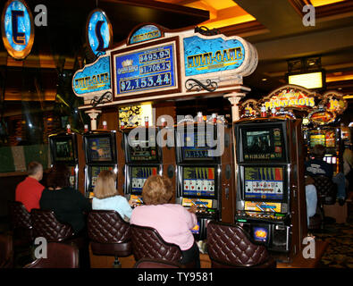 Gamblers da tutti i sentieri della vita godere di una varietà di opzioni di gioco. Nella foto qui ci sono giocatori di Blackjack Caesars Palace a Las Vegas, Nevada, il 15 settembre 2007. (UPI foto/Daniel Gluskoter) Foto Stock