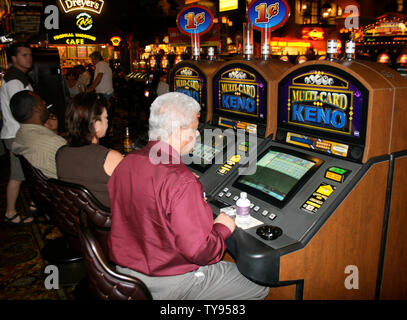 Gamblers da tutti i sentieri della vita godere di una varietà di opzioni di gioco. Nella foto qui sono i giocatori di keno al Caesars Palace a Las Vegas, Nevada, il 15 settembre 2007. (UPI foto/Daniel Gluskoter) Foto Stock