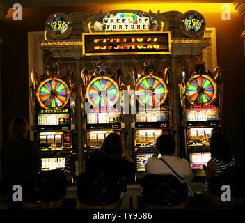 Gamblers da tutti i sentieri della vita godere di una varietà di opzioni di gioco. Nella foto Ecco le slot machines al Caesars Palace a Las Vegas, Nevada, il 15 settembre 2007. (UPI foto/Daniel Gluskoter) Foto Stock