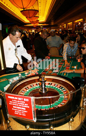 Gamblers da tutti i sentieri della vita godere di una varietà di opzioni di gioco. Qui raffigurato è un tavolo da roulette al Caesars Palace a Las Vegas, Nevada, il 15 settembre 2007. (UPI foto/Daniel Gluskoter) Foto Stock