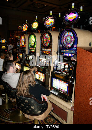 Gamblers da tutti i sentieri della vita godere di una varietà di opzioni di gioco. Nella foto qui ci sono slot machine i giocatori al Caesars Palace a Las Vegas, Nevada, il 15 settembre 2007. (UPI foto/Daniel Gluskoter) Foto Stock